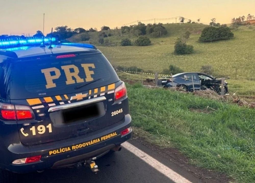 Mulher e duas crianças morrem após carro sair da pista e bater contra árvore no Paraná