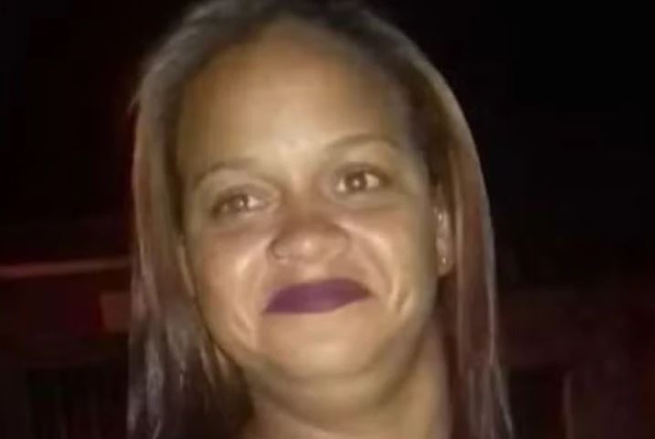 Mulher é eletrocutada ao tocar em tomada enquanto estava molhada