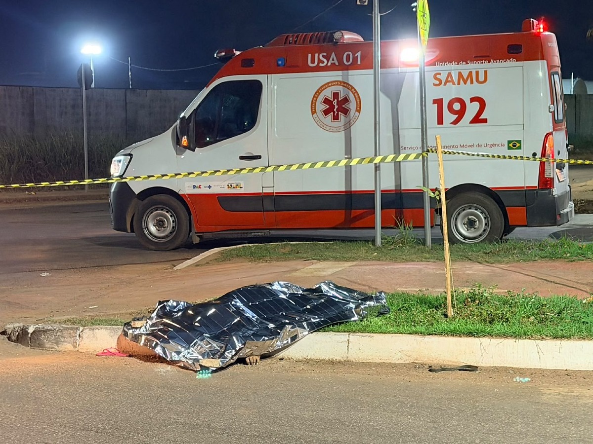Mulher morre atropelada por carreta após descer de moto em cruzamento