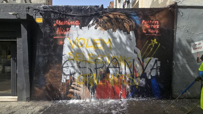 Mural em homenagem a Ferran Torres é vandalizado em Barcelona