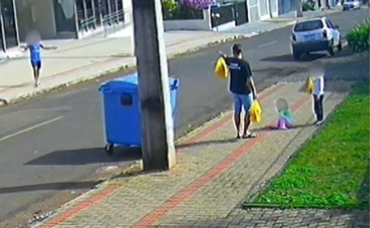 Pai que chutou rosto da filha de 3 anos se apresenta à polícia e é liberado