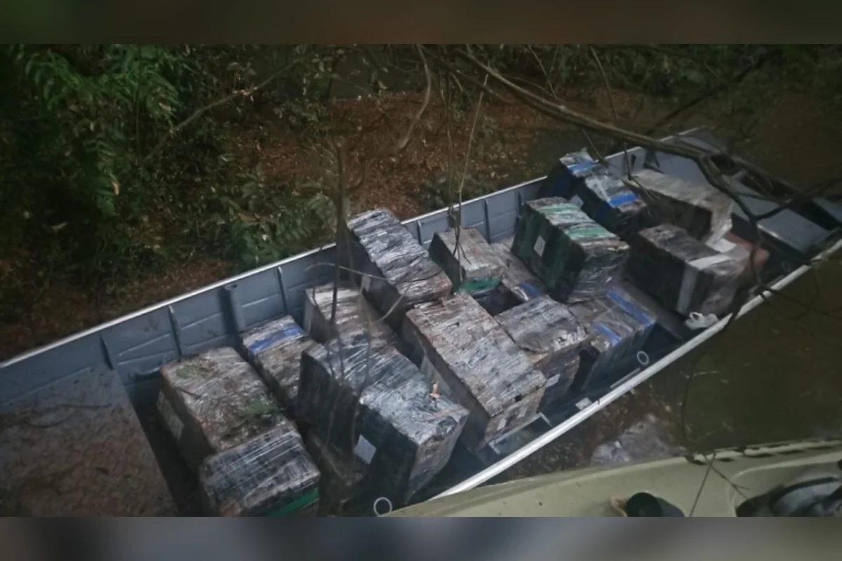 PF apreende barco com 772 kg de maconha na fronteira com o Paraguai