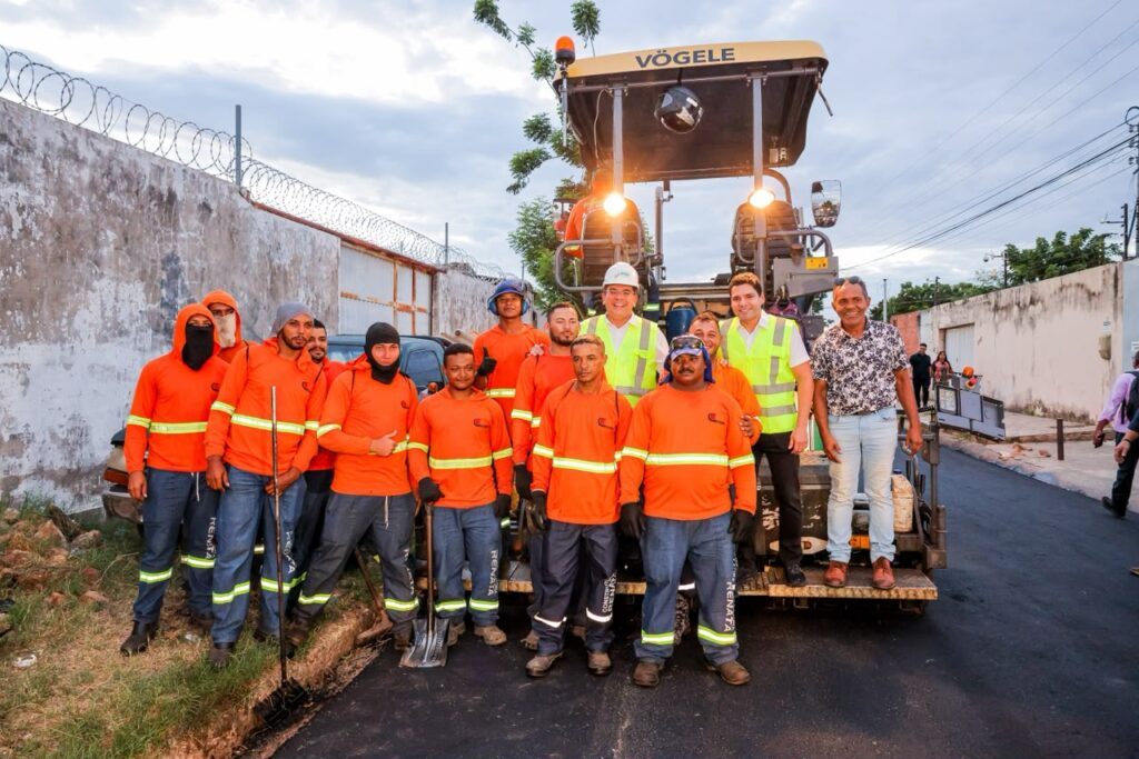 Rafael Fonteles vistoria obras no bairro Vermelha, que recebe novo asfalto em seis ruas