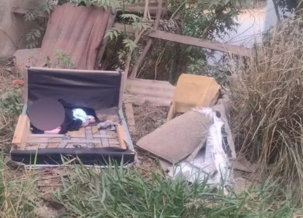 Recém-nascido é abandonado dentro de sofá em lote vago de MG