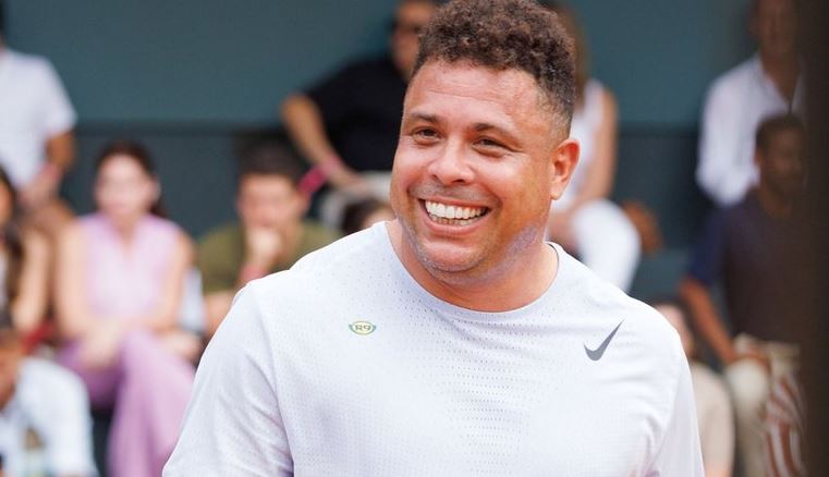 Ronaldo Fenômeno reúne os quatro filhos, esposa e pais em foto rara durante férias