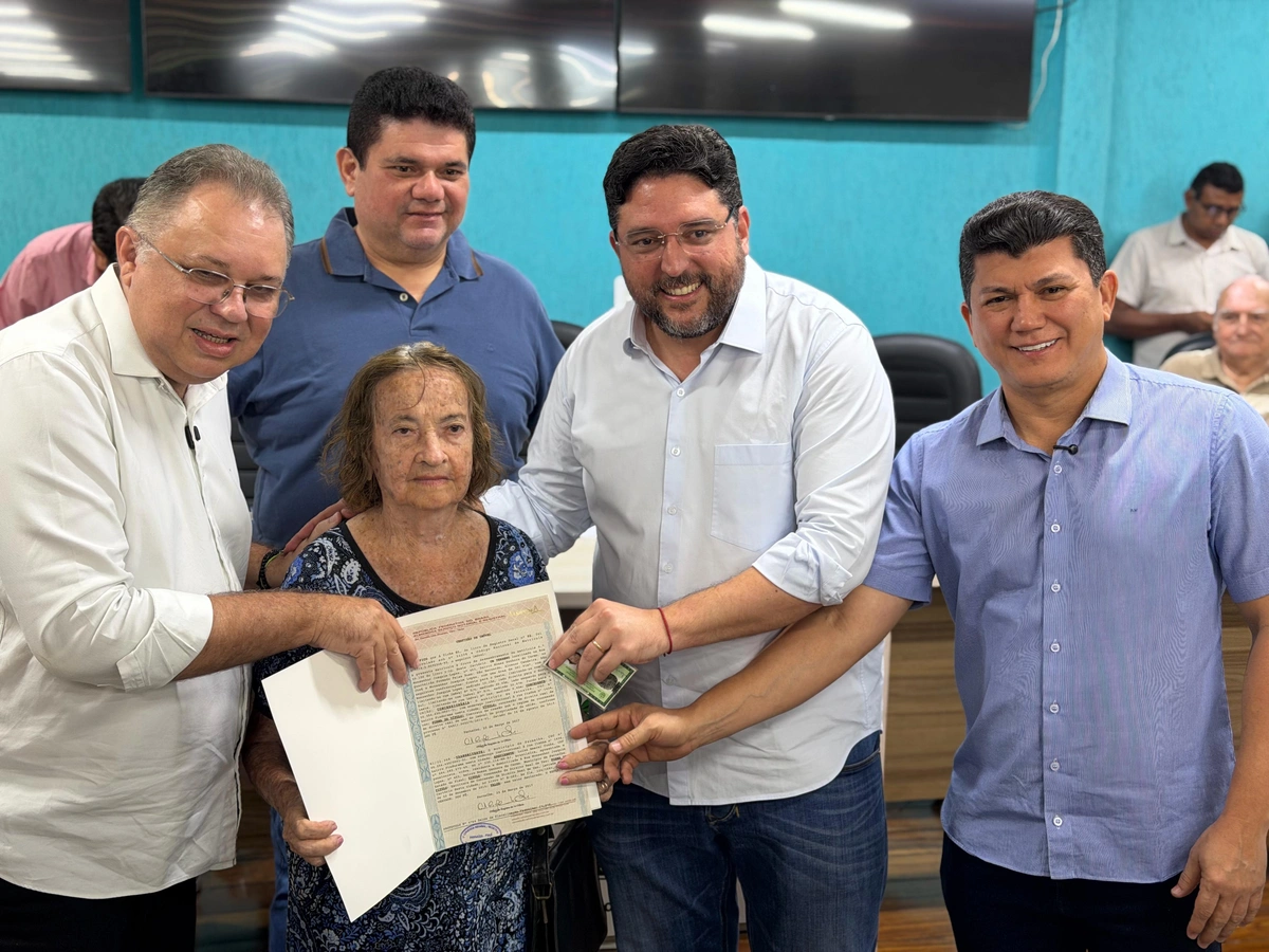 Rubens Vieira acompanha entrega de documentos do Casa Legal e prestigia maior festa junina de Parnaíba