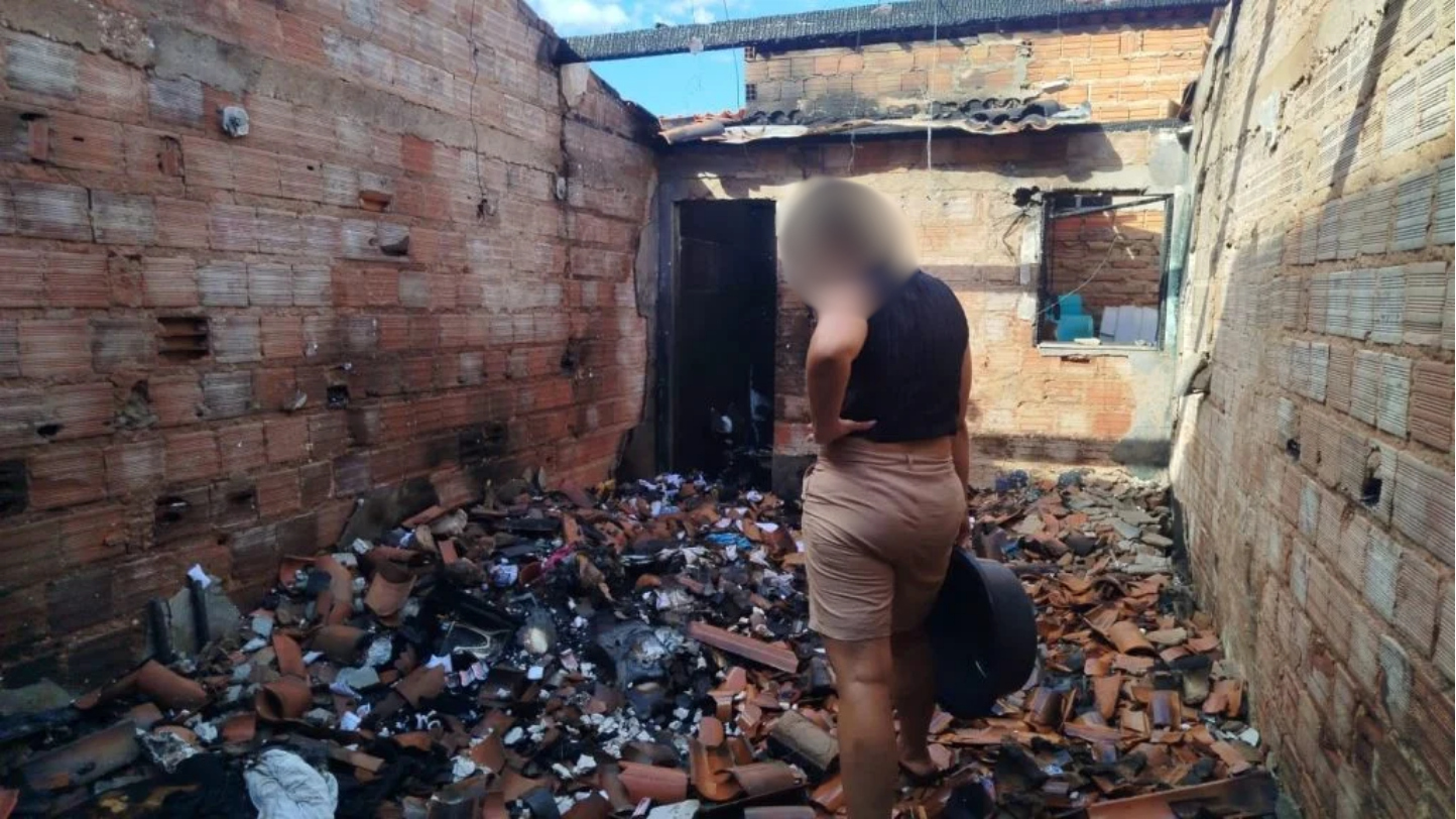Teto de casa desaba durante incêndio na zona Norte de Teresina