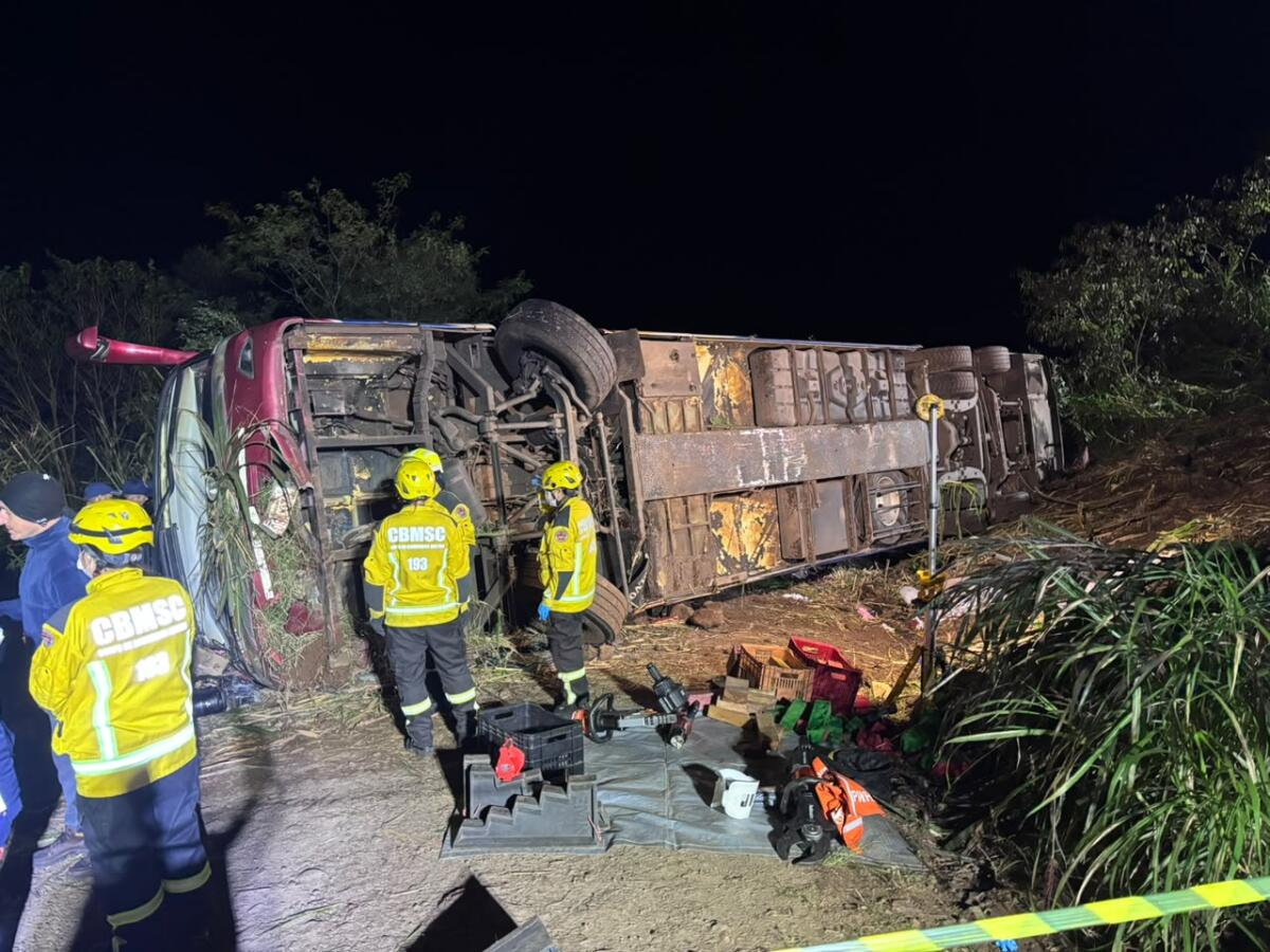 Três morrem e dezenas de pessoas ficam feridas após tombamento de ônibus no Oeste