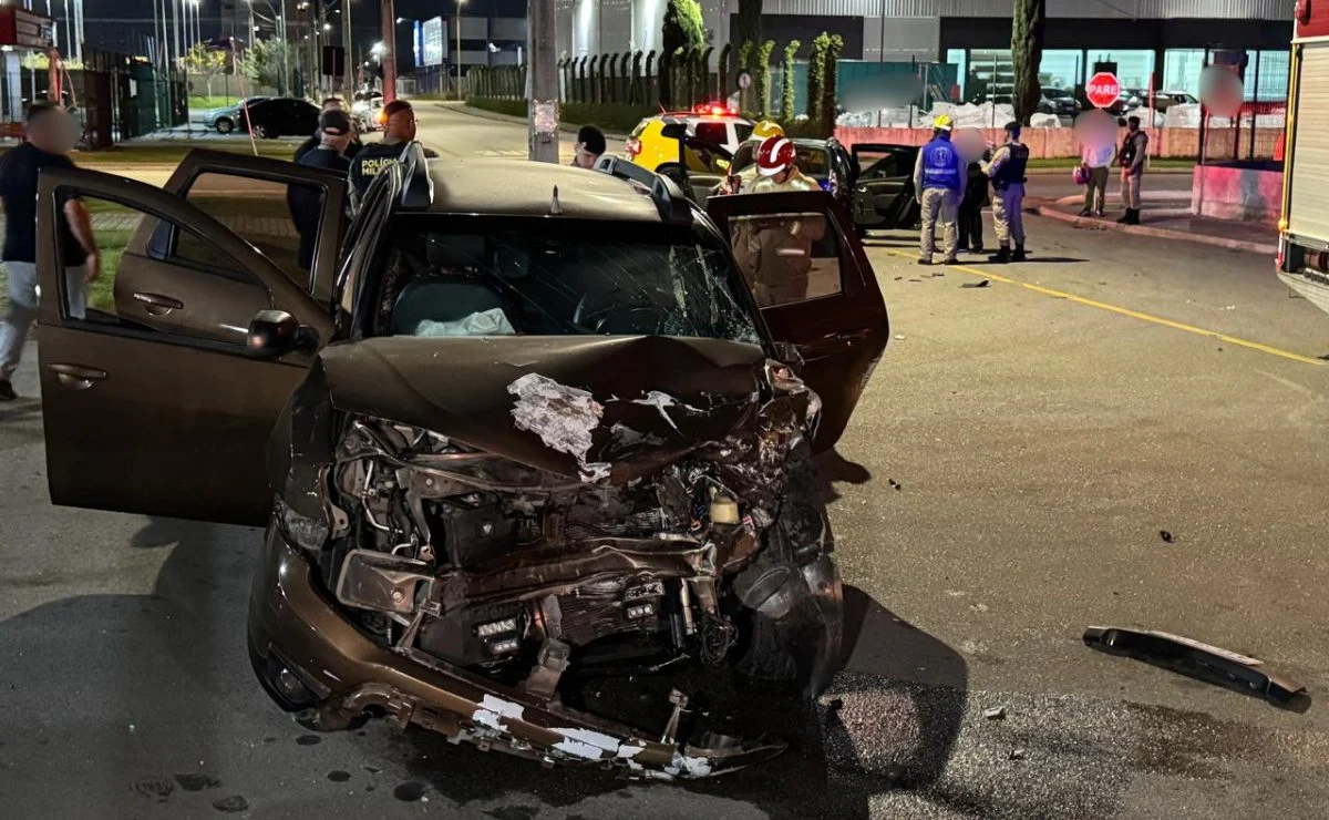 Viatura da Polícia Civil bate em carro durante perseguição a suspeitos de assalto e quatro pessoas ficam feridas