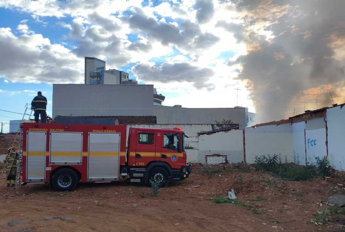 50 mil litros de água e 4 horas de combate para controlar incêndio em MG