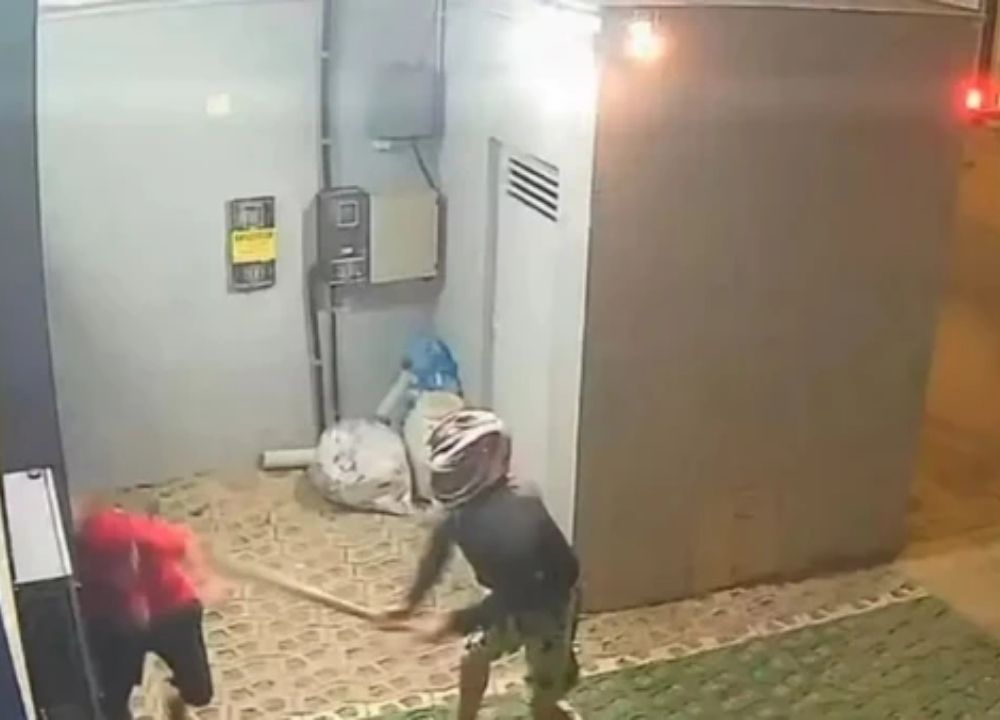 Adolescente de 13 anos é agredido com pedaço de madeira após bola atingir portão de vizinho na Bahia