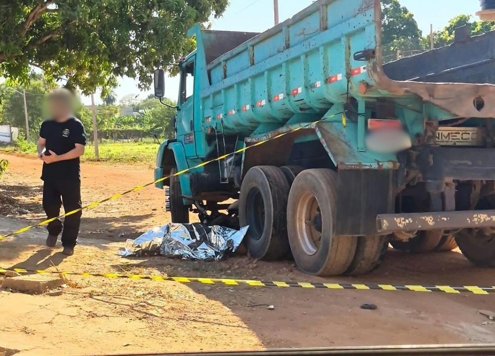 Adolescente de 17 anos morre em batida entre moto e caminhão