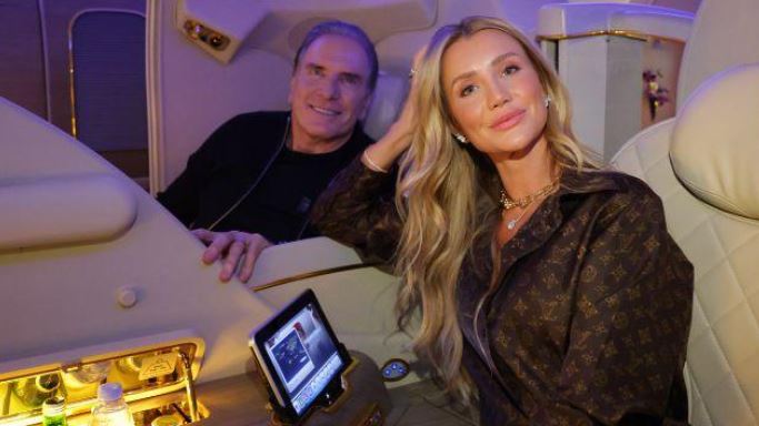 Ana Paula Siebert mostra luxo de avião em viagem à China