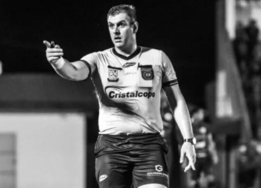 Árbitro de futebol morre aos 32 anos após carro bater em parede e pegar fogo