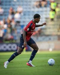 Atacante do Cagliari, Yael Trepy, é internado em UTI após quase se afogar na Sardenha