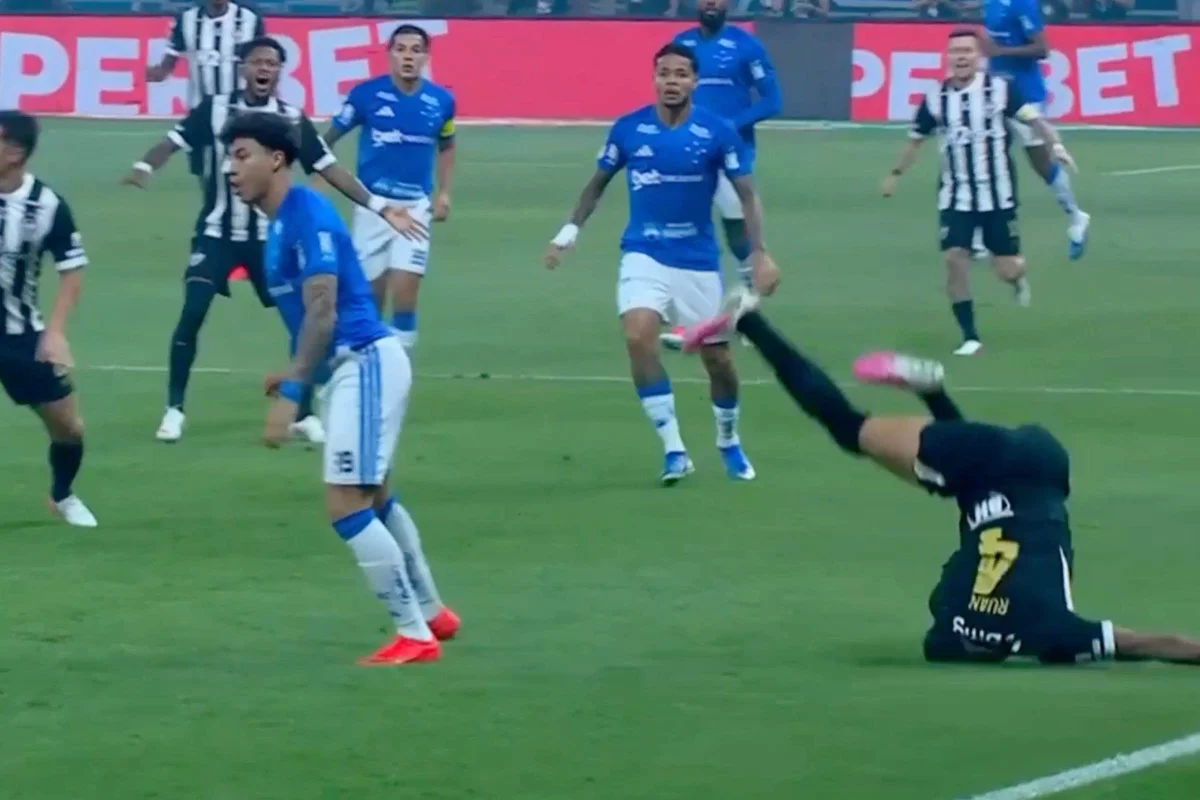 Atlético-MG atualiza quadro de saúde de Ruan após lance com Kaio Jorge
