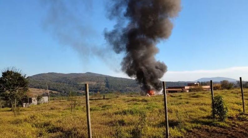 Avião de pequeno porte cai em zona rural e piloto se salva com paraquedas; assista