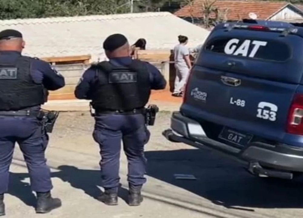Bebê morto é entregue à avó em lençol após passar noite com padrinhos