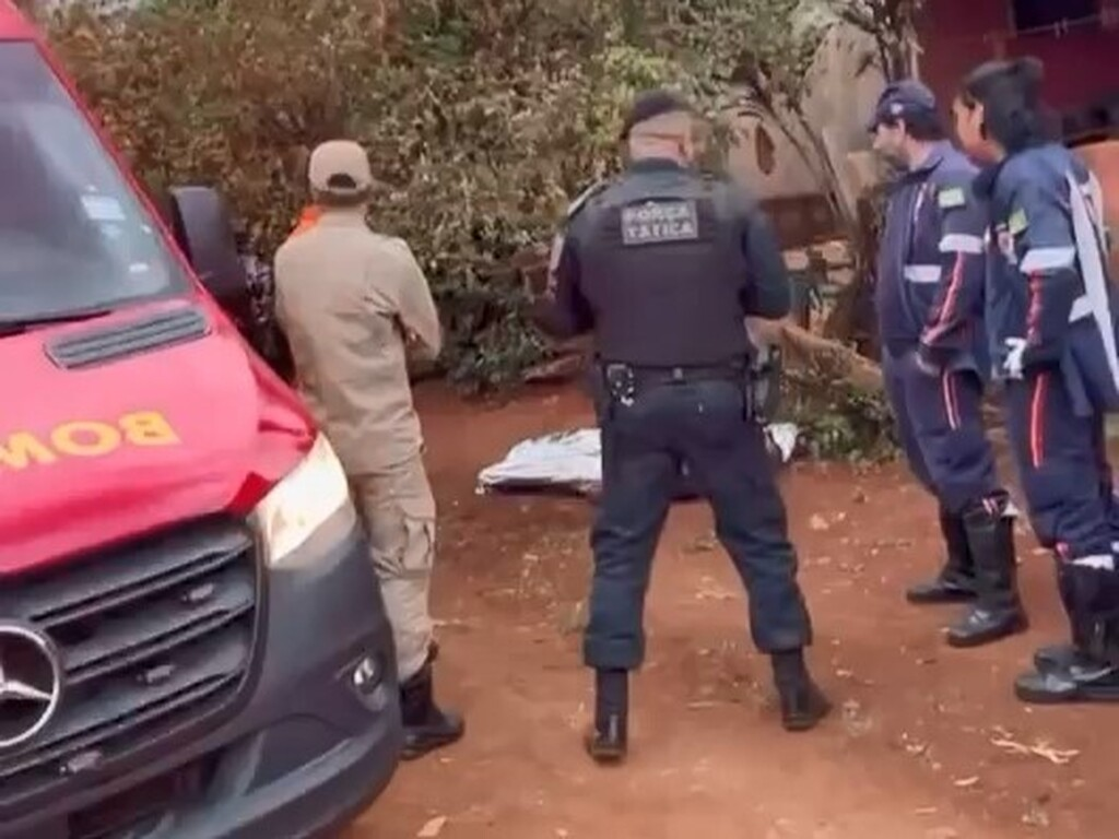 Briga termina com homem de 35 anos assassinado a facadas... veja mais em https://www.campograndenews.com.br/cidades/interior/briga-termina-com-homem-de-35-anos-assassinado-a-facadas