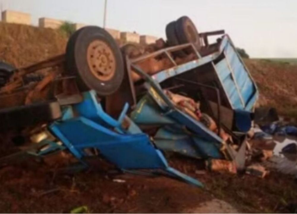 Caminhão carregado com carvão tomba e dois corpos são encontrados após acidente na PR-562