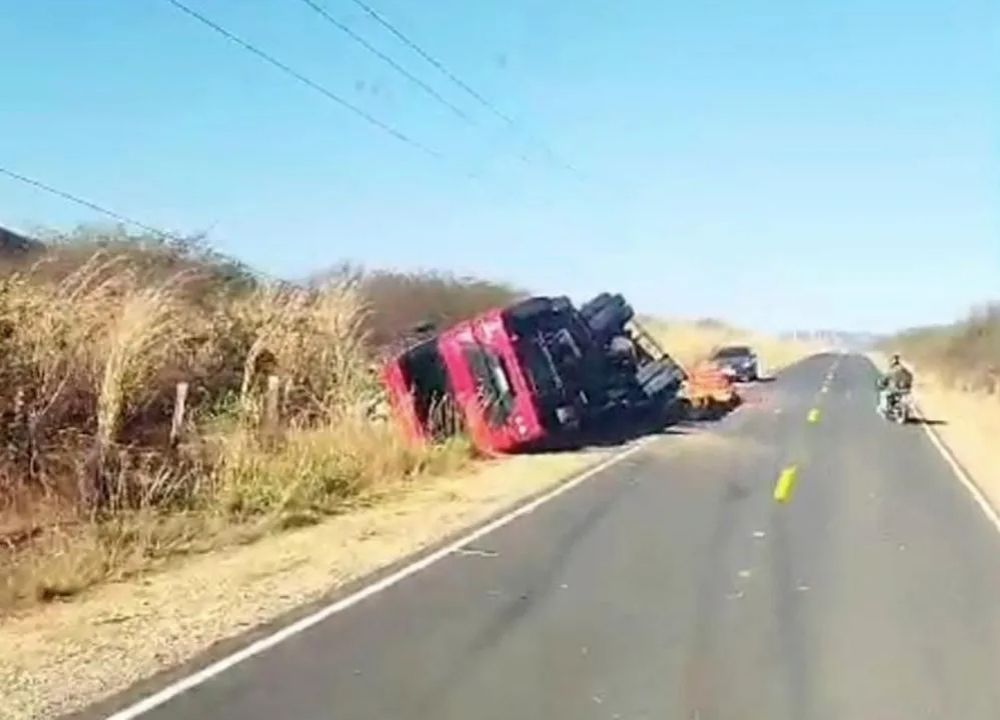 Caminhão carregado de verduras tomba entre Parnaguá e Curimatá