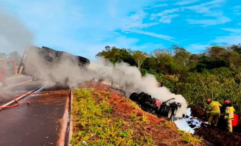 Caminhoneiro fica preso na cabine e morre carbonizado após carreta tombar na BR-487