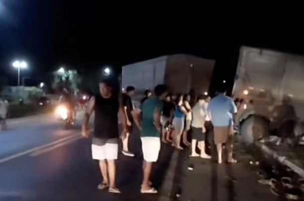 Carreta tomba na BR-343 em Buriti dos Lopes e quase atinge micro-ônibus lotado