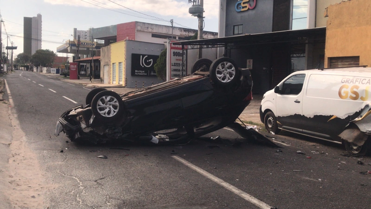 Carro bate em veículo estacionado e capota na avenida Visconde da Parnaíba