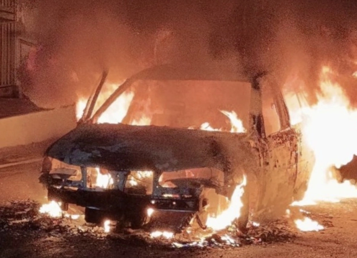 Carro fica destruído após pegar fogo no centro de São Pedro do Piauí