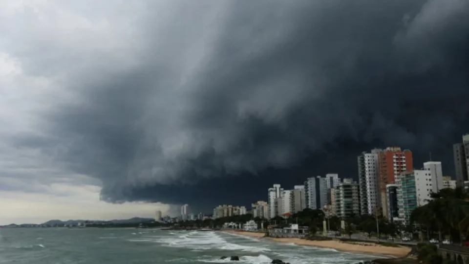 Ciclone avança pelo Sudeste após deixar 1 morto e 294 mil sem energia no Sul