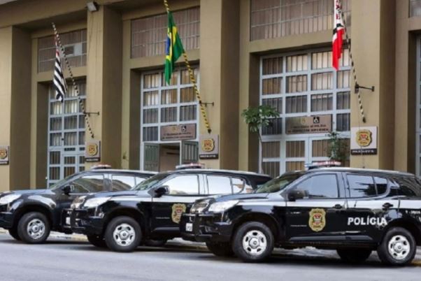 Com filho na moto, PM é reconhecido, reage a assalto e mata ladrão