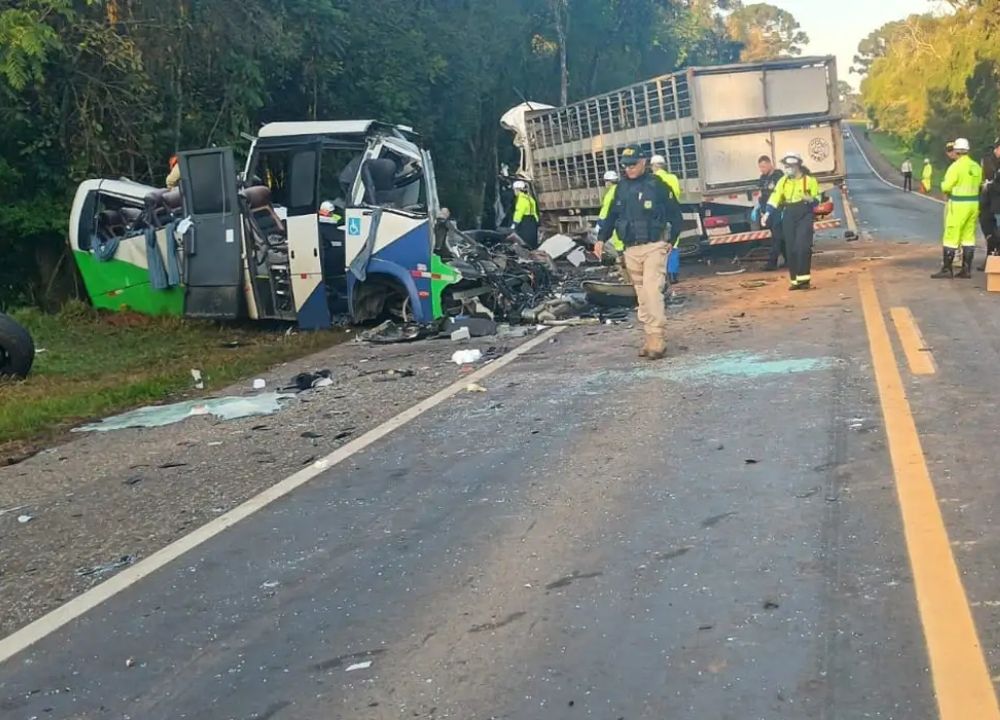 Corpos das vítimas de acidente no Paraná são retirados da pista