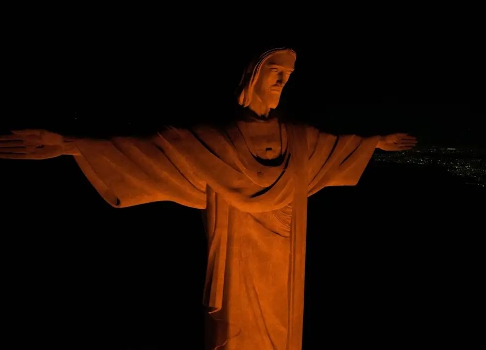 Cristo Redentor iluminado na cor laranja alerta contra o feminicídio
