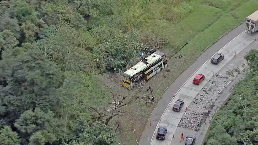 Dez pessoas morrem após ônibus tombar em Petrópolis