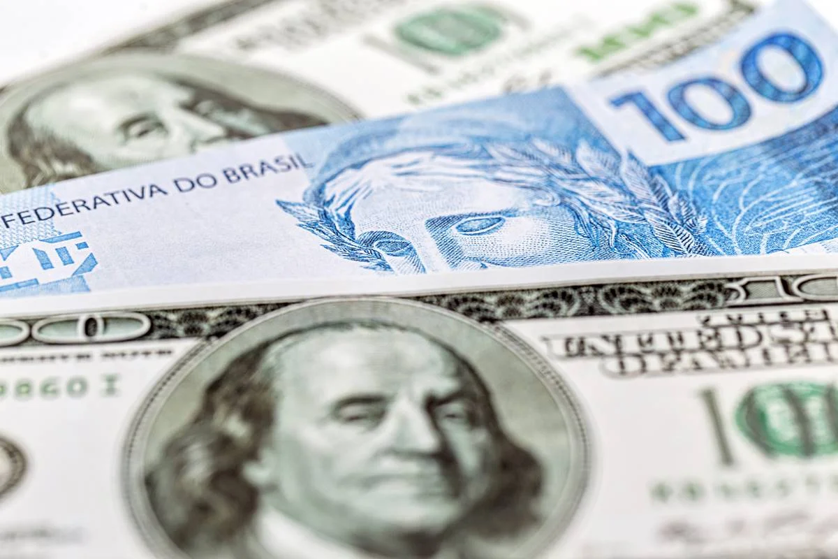 Dólar cai e Bolsa dispara com forte queda no preço do petróleo e entrada de R$ 1,7 bilhão
