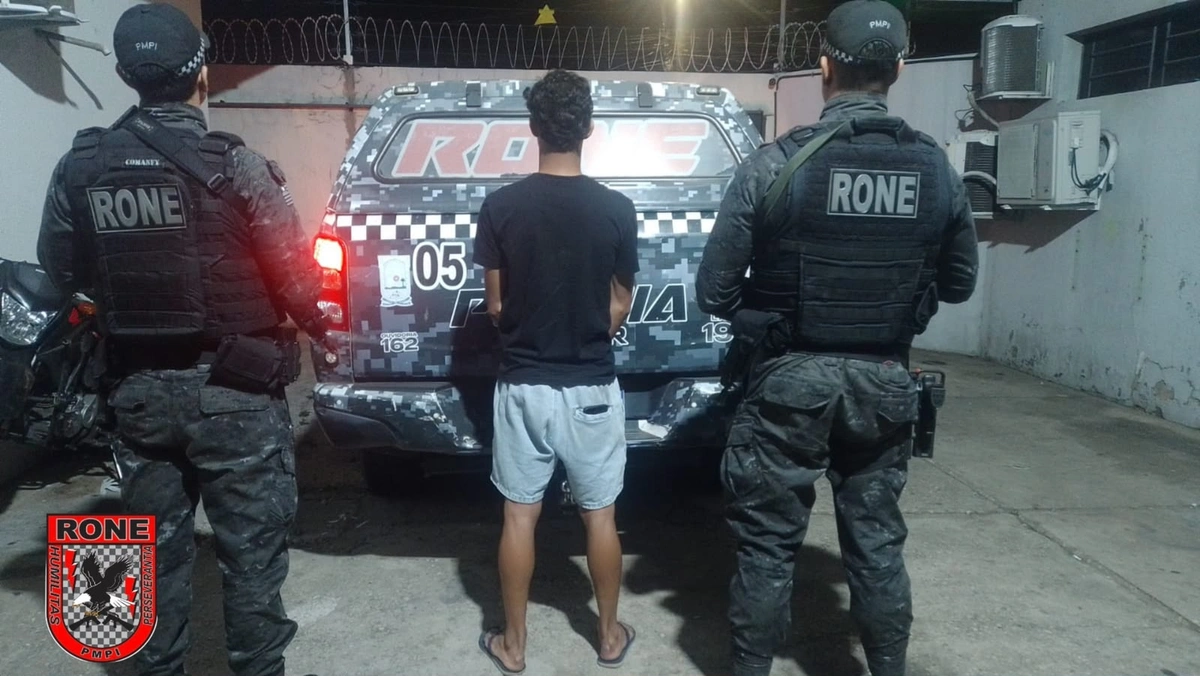 Dupla sem placa foge da Rone, bate em árvore e é detida na zona Leste de Teresina