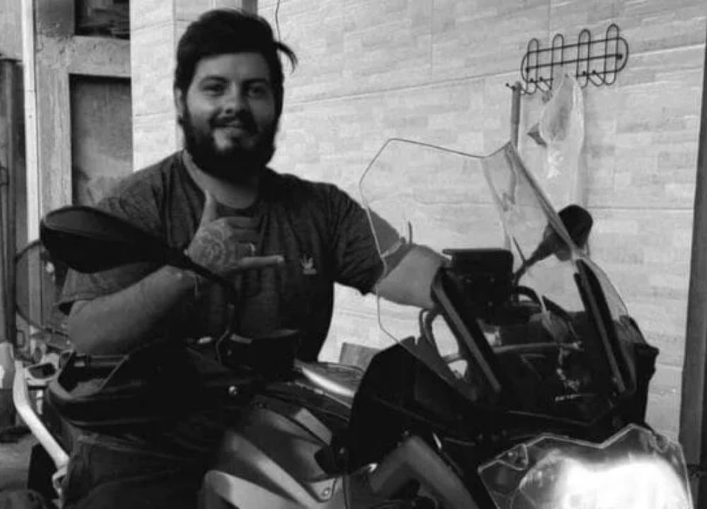 Entregador de 25 anos morre após moto bater em poste quando estava perto de casa
