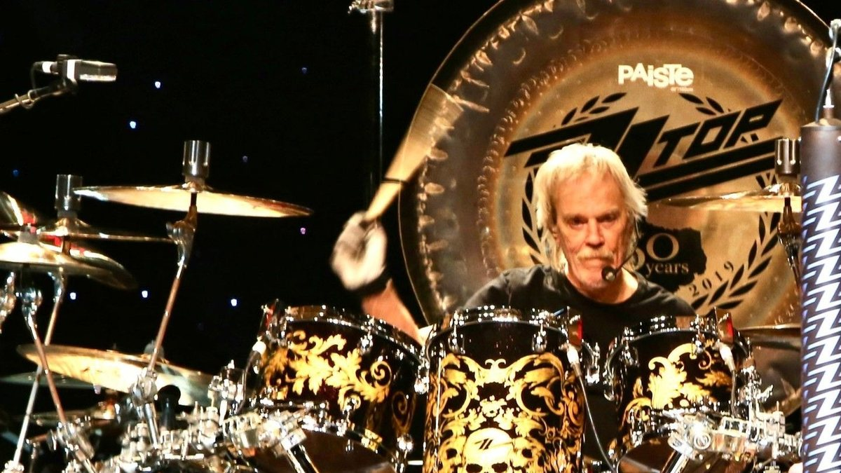 Frank Beard, baterista da banda ZZ Top, morre aos 77 anos
