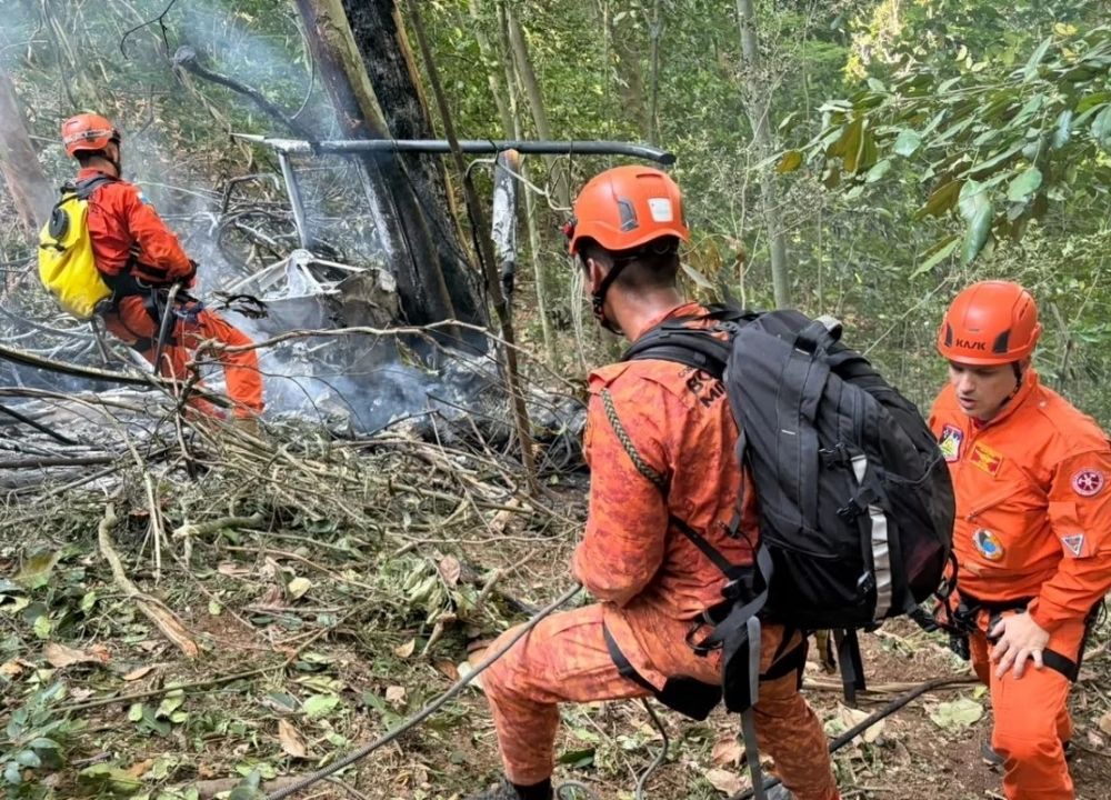Helicóptero cai em área de mata no Rio e deixa ao menos 4 mortos