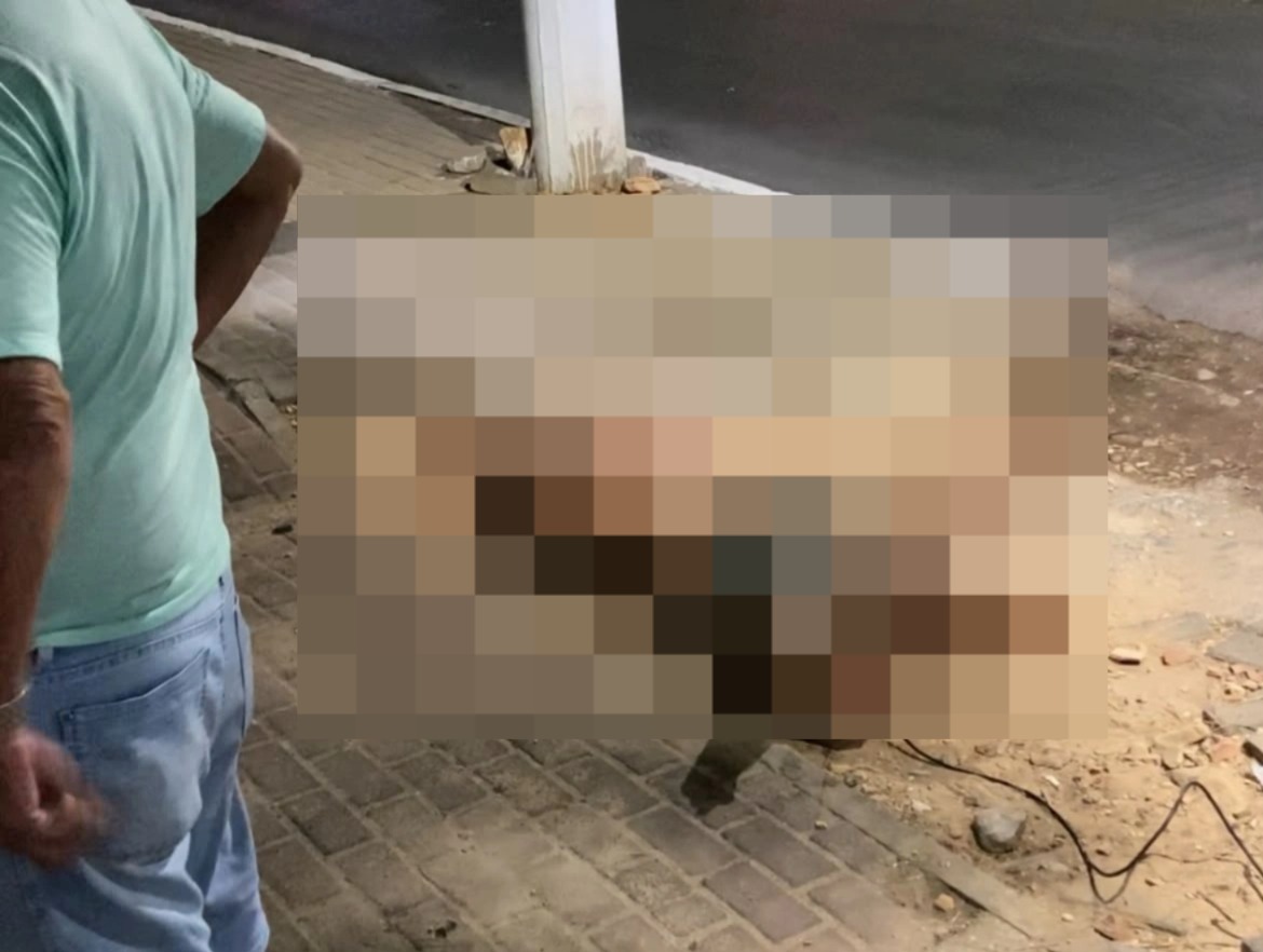 Homem entra em surto, quebra comércios e é imobilizado por populares na zona Sul de Teresina