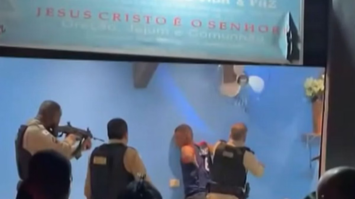 Homem mata ex-namorada, atira contra PM, se esconde em igreja e é preso