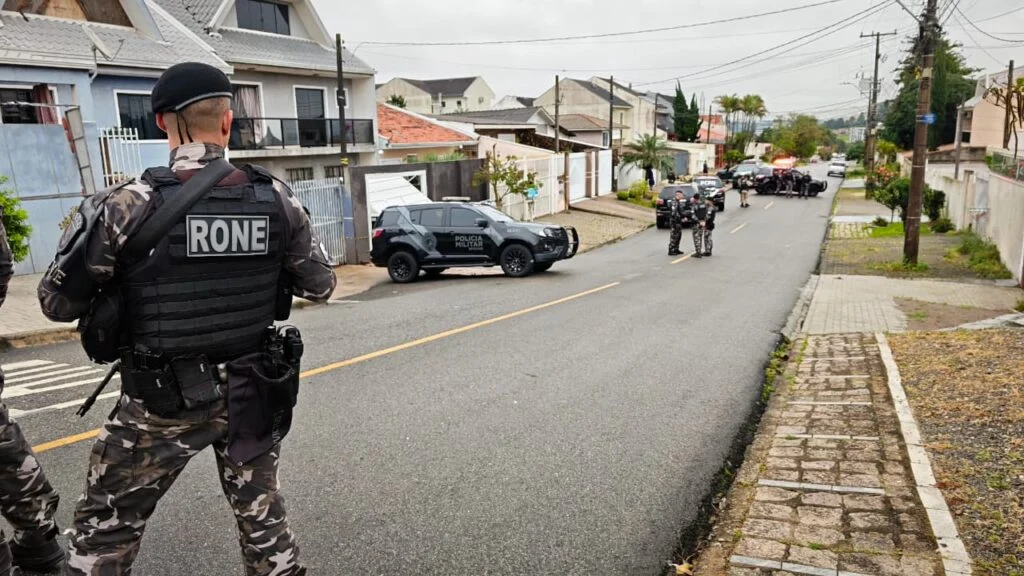 Homem morre após atirar contra policiais durante operação