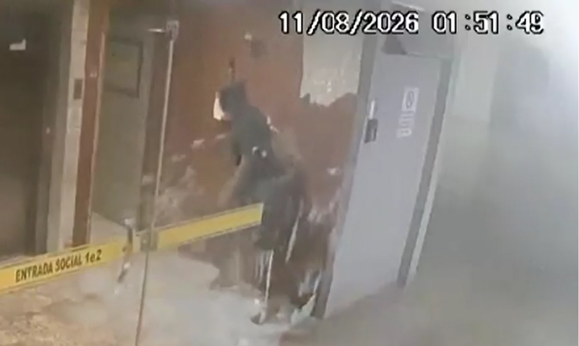Homem morre baleado pela polícia após invadir prédio e fazer idosa de refém