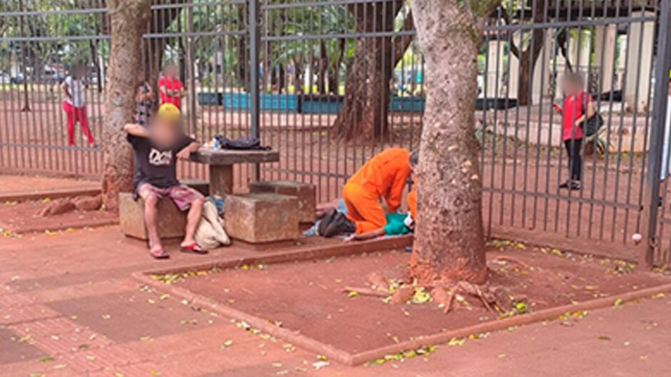 Homem morre em praça após ingerir dose de etanol