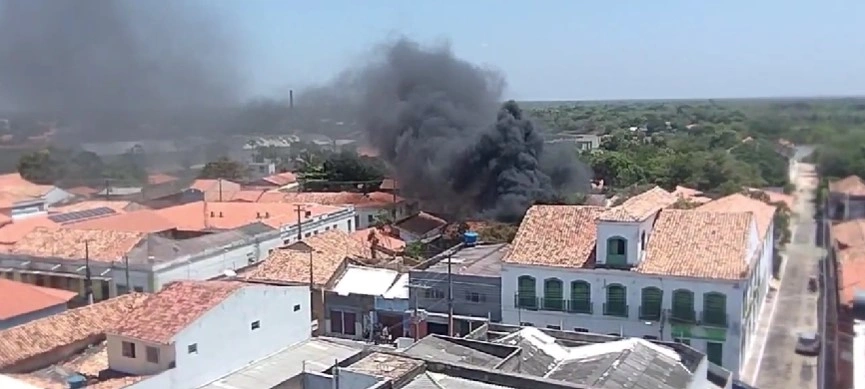 Incêndio de grandes proporções com intensa fumaça cobre o Centro de Parnaíba
