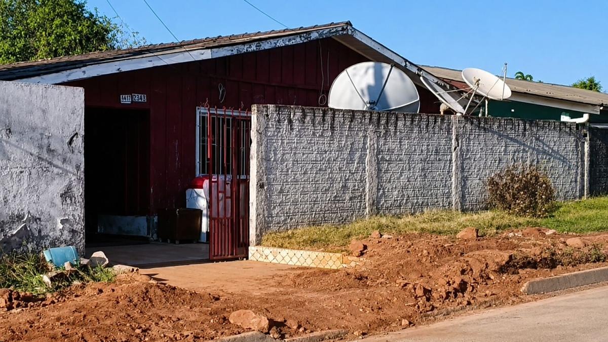 Jovem é executado a tiros dentro de casa e suspeitos são presos após fuga