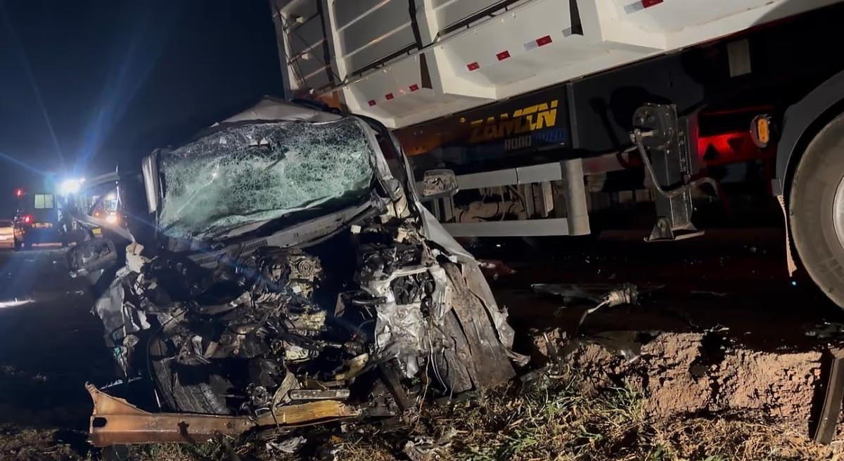 Jovem em S10 morre após invadir pista contrária e bater de frente com caminhão