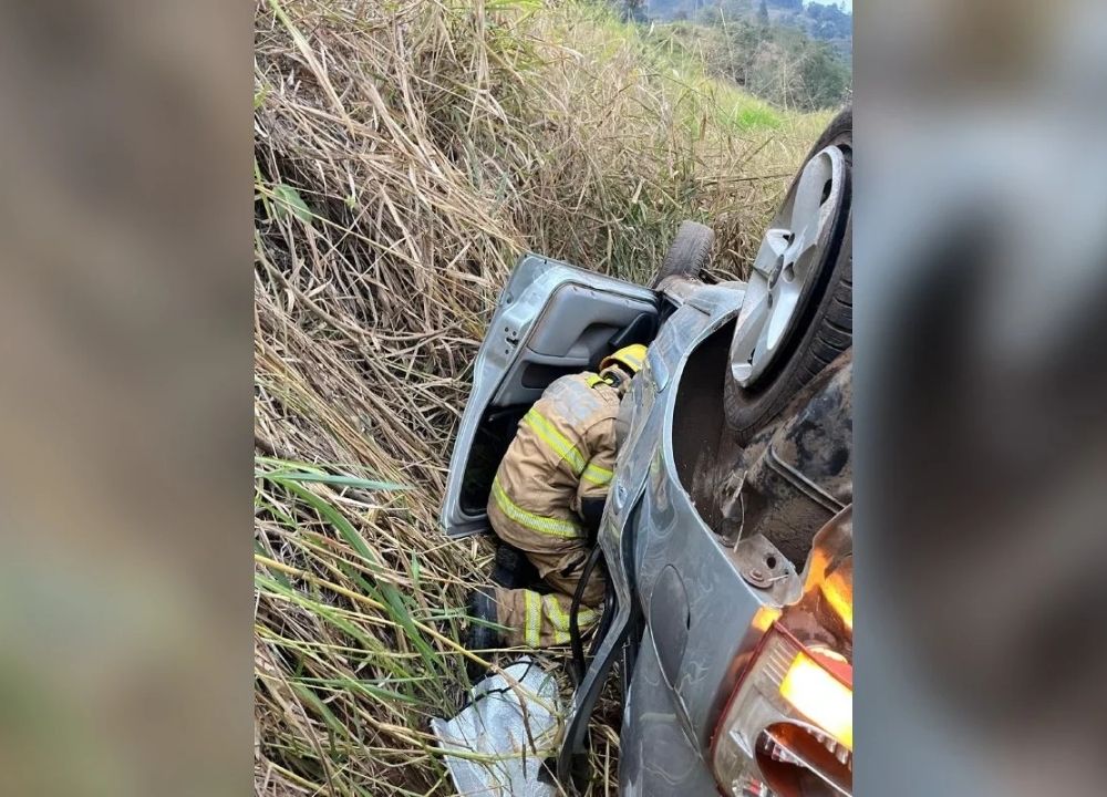 Jovem morre após carro capotar em ribanceira de 20 metros na BR-381