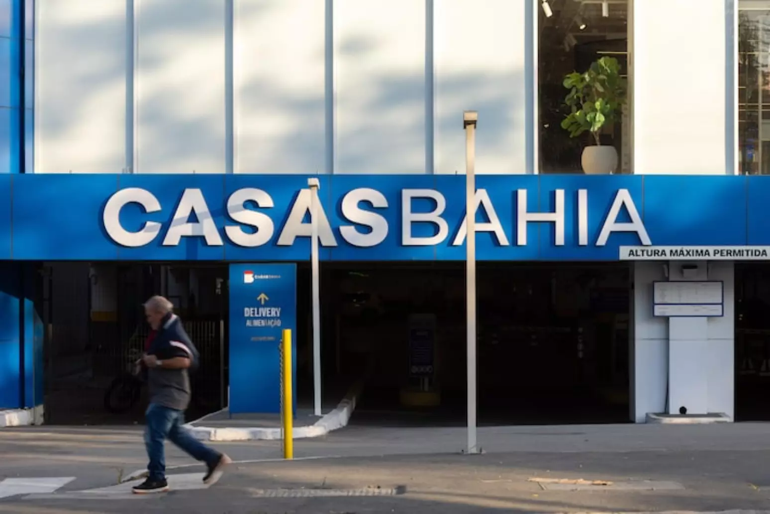 Justiça do Trabalho suspende demissões de 1,9 mil funcionários das Casas Bahia