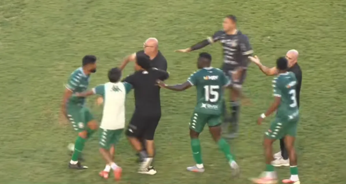 Luan, ex-Palmeiras, agride adversários com cotovelada após expulsão